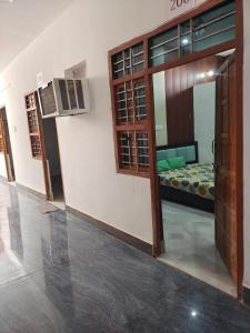 Zimmer mit einem Zimmer mit einem Bett in der Unterkunft Radhika Guest House Nandgaon in Chhāta