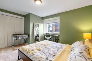 Schlafzimmer mit einem Bett, einem Schreibtisch und einem Fenster in der Unterkunft Wallingford Modern Home with Designer's Touch - 95 walk score in Seattle