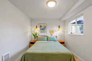 ショアラインにあるSecret & Cozy Renovated Cottage Near Costco I99の白い部屋に大型ベッド1台が備わるベッドルーム1室が備わります。