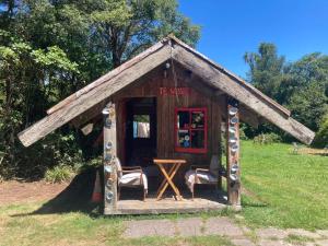 En have udenfor Cabin&geothermal pool by lake Taupo