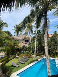 uma vista para o resort a partir da piscina em VillasMana Complex PlayaBonita LasTerrenas Samana NearBeach WiFi em Las Terrenas