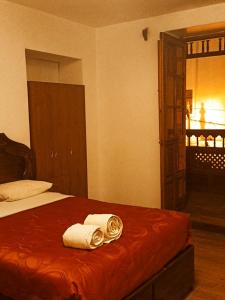 a bedroom with a bed with two towels on it at Casa Familiar El Carmen in Cusco