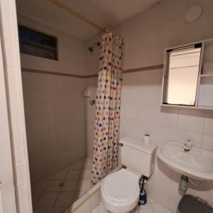 uma casa de banho com um WC e um lavatório em Fortaleza Diosa Chia em Chía