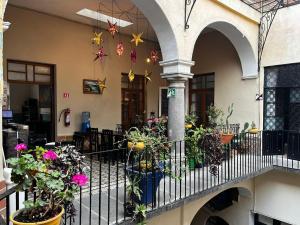 un edificio con una valla con flores. en Casa Veeyuu, en Puebla