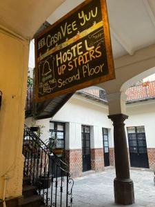 a sign in front of a house with a balcony at Casa Veeyuu in Puebla