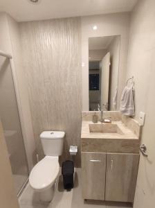 清水的住宿－Apartamento Perfeito águas claras，一间带卫生间和水槽的浴室