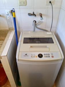 a washing machine in a corner of a room at Apartamentos en Mérida Mejor precio garantizado in Mérida