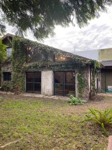 a building with ivy growing on the side of it at Casa Vivienda Familiar Ituzaingo Centro Parque in Ituzaingó