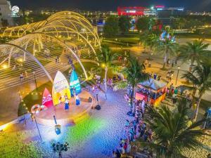una vista aérea de un parque de atracciones por la noche en Homestay Vinhomes Ocean Park S209, en Ða Tốn