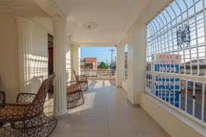een kamer met stoelen en een balkon met uitzicht bij Family Vacation Rentals in La Viva