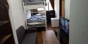 a small room with a bunk bed and a table at スターリースカイズ那須店 in Nasu