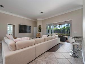 un ampio soggiorno con un grande divano di Lux Family 3 BR With Pool Villa Walk To Beach and Mercato a Naples