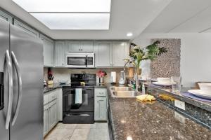 A kitchen or kitchenette at Beachside Bungalow: Surfside I #104