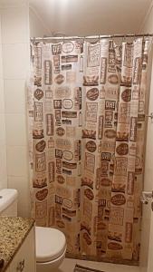 a bathroom with a sandwich shower curtain in a bathroom at Semana Santa no Rio de Janeiro in Rio de Janeiro