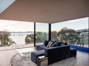 Χώρος καθιστικού στο 'Hobart' - Waterfront penthouse with private heated pool