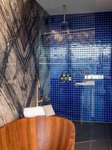 een badkamer met een houten bad en een laptop. bij 'Hobart' - Waterfront penthouse with private heated pool in Hobart