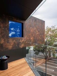 een kamer met een grote glazen wand met uitzicht bij 'Hobart' - Waterfront penthouse with private heated pool in Hobart