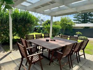 Κήπος έξω από το Suzie Q - Spacious 4BR home - 150m to beach - Pet Friendly