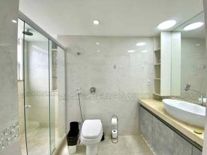 een badkamer met een douche, een toilet en een wastafel bij Fully Furnished Apartment-HEART OF LEBLON (Apartamento Totalmente mobiliado no melhor ponto do leblon) in Rio de Janeiro