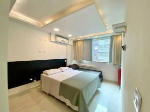 een slaapkamer met een groot bed in een kamer bij Fully Furnished Apartment-HEART OF LEBLON (Apartamento Totalmente mobiliado no melhor ponto do leblon) in Rio de Janeiro