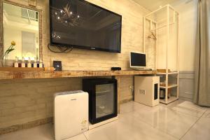 En TV eller et underholdningssystem på Songdo February Hotel Amnam