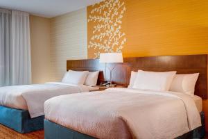 - 2 lits installés côte à côte dans une chambre d'hôtel dans l'établissement Fairfield by Marriott Inn & Suites Victorville, à Victorville