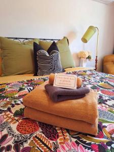 uma pilha de toalhas em cima de uma cama em Paris Chic in the CBD em Wagga Wagga