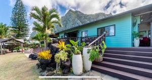 een huis met een bos planten ervoor bij Tropical Paradise…pristine sandy beaches and clear blue water in Waimanalo