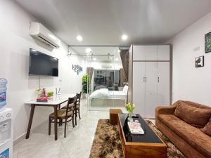 ein Wohnzimmer mit einem Sofa und einem Tisch in der Unterkunft Apartment 285 Đội Cấn, Hà Nội in Hanoi