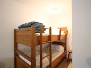Ce dortoir comprend 2 lits superposés. dans l'établissement Studio Mont-Dore, 1 pièce, 4 personnes - FR-1-415-155, à Mont-Dore