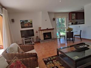 uma sala de estar com um sofá e uma lareira em Casa Sant Feliu de Guíxols, 4 dormitorios, 7 personas - ES-209-80 em Sant Feliu de Guíxols