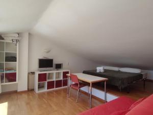 Habitación con cama, mesa, cama y sofá. en Casa Sant Feliu de Guíxols, 4 dormitorios, 7 personas - ES-209-80 en Sant Feliu de Guixols