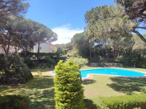 uma vista para uma piscina num quintal em Casa Sant Feliu de Guíxols, 4 dormitorios, 7 personas - ES-209-80 em Sant Feliu de Guíxols
