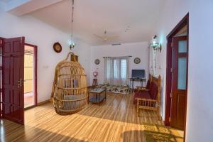 een woonkamer met een grote vogelkooi bij Peter's Inn in Cochin