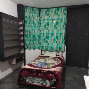 1 dormitorio con litera y cortina verde en Habitaciones ampliación piloto, en Ciudad de México