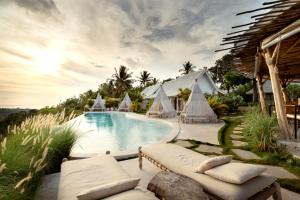 Atalaya Villas Nusa Penida - Adults only内部或周边的泳池