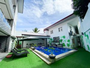 a house with a swimming pool in the yard at Ronina's Sipocot Hotel in Sipocot