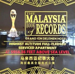 une affiche pour le livre de disques de malaysie avec un trophée dans l'établissement Grand Ion Delemen by Emerald Homes, à Genting Highlands