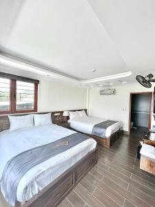 サパにあるThùy Trang Hotel Sapa - by Bay Luxuryの部屋にベッドが2つある寝室