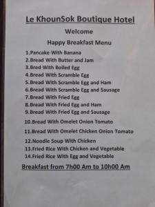 un cartello bianco con un elenco di prodotti alimentari di Luang Prabang Pangkham Lodge a Luang Prabang