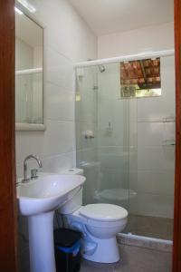 テレゾポリスにあるChalé Shaktiのバスルーム(洗面台、トイレ、シャワー付)