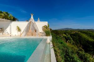 Atalaya Villas Nusa Penida - Adults only内部或周边的泳池