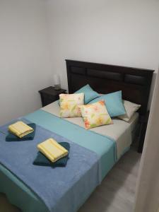 a bedroom with a bed with two towels on it at departamento Arica verano 2 habitaciones in Arica