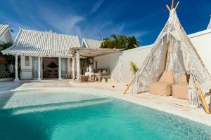Atalaya Villas Nusa Penida - Adults only内部或周边的泳池