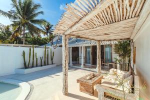 珀尼达岛Atalaya Villas Nusa Penida - Adults only的庭院设有木制凉亭,毗邻游泳池