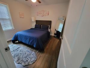 Tempat tidur dalam kamar di Tranquil Retreat: Short-Term Luxury Rental