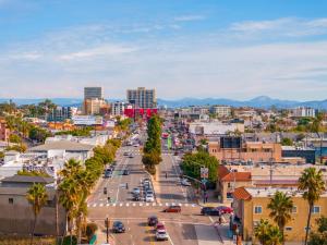 una vista aérea de una ciudad con una calle en Uptown Inn by Vantaggio Suites en San Diego