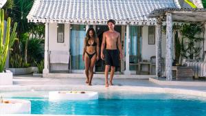 Atalaya Villas Nusa Penida - Adults only内部或周边的泳池