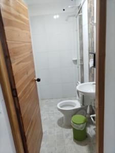 ein Bad mit einem WC und einem Waschbecken in der Unterkunft Playa Mendoza Rest in Necoclí