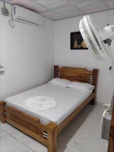 ein Schlafzimmer mit einem Bett mit einer Lampe darüber in der Unterkunft Playa Mendoza Rest in Necoclí